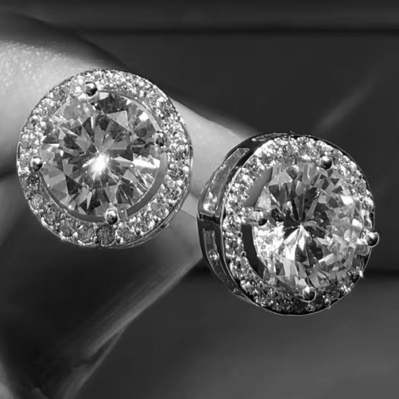 9 Karat Silver Plated Cubic Zirconia Stud Earrings - Picture 1 of 3